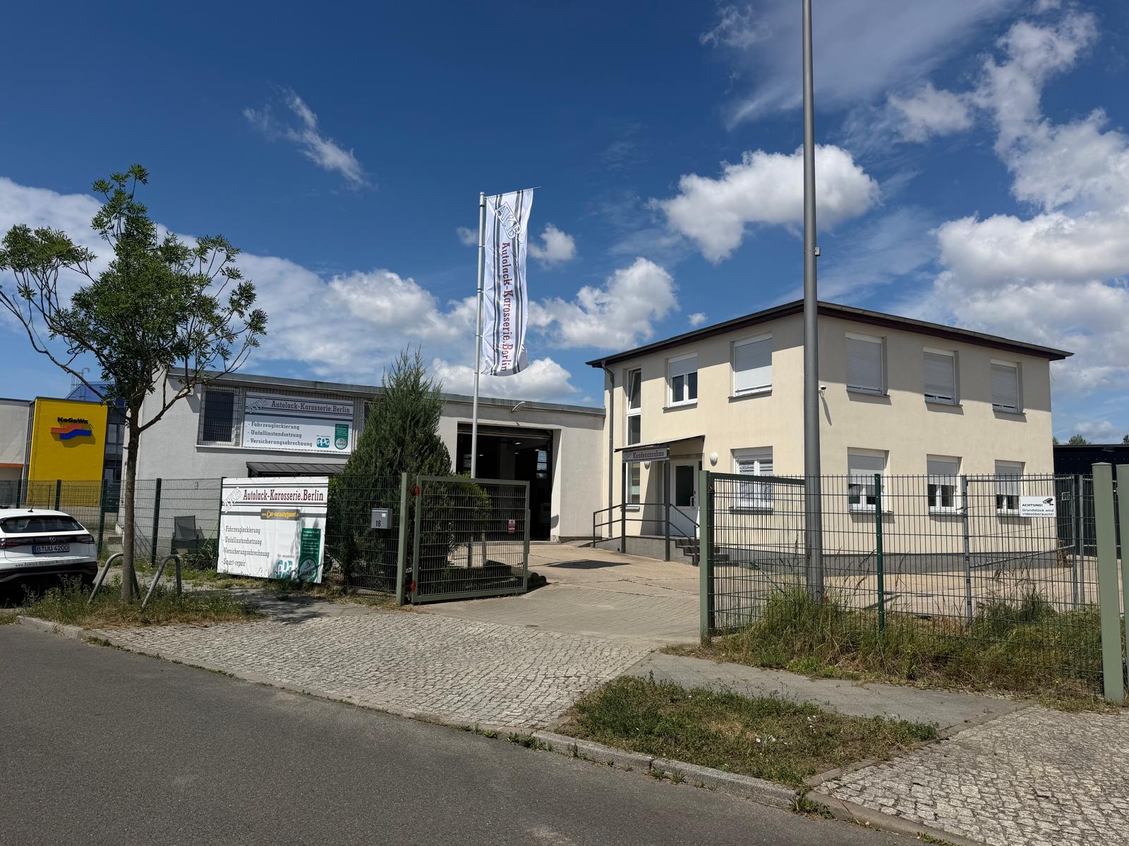 Aussenansicht und Zufahrt zum Autolackiererei und Karosseriewerkstatt in Berlin-Marzahn