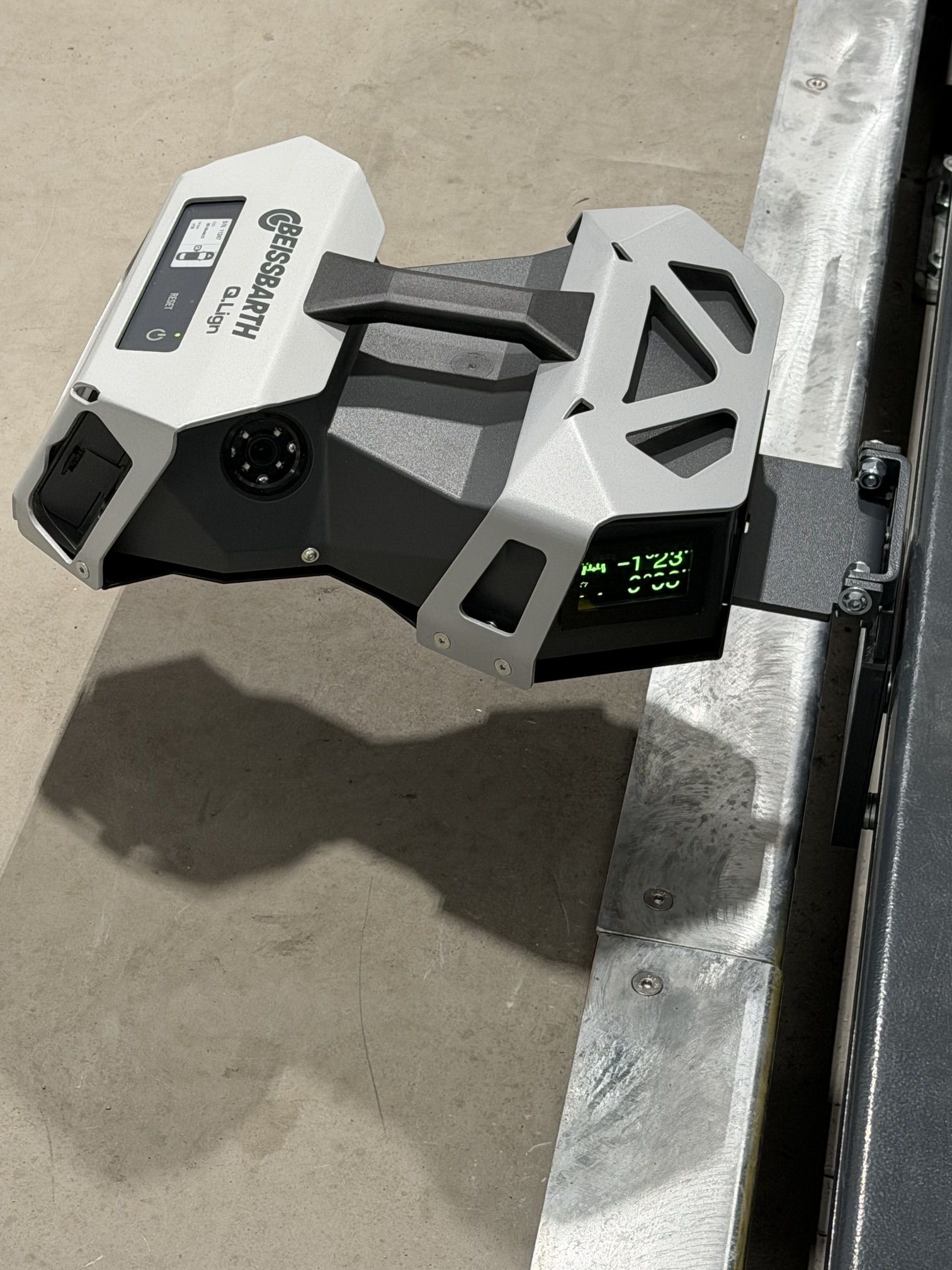 Messkopf des 3D-Achsmesssystems Beissbarth Q.Lign mit Schnellspannhalter am Rad
