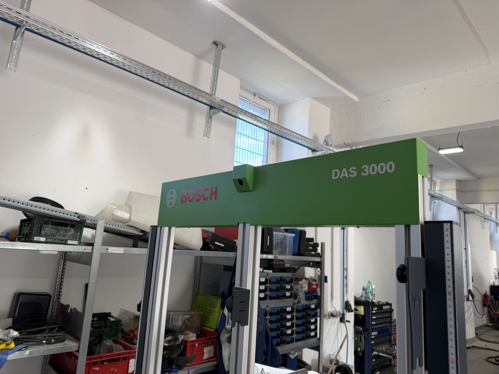 Bosch DAS 3000 Mehrmarken-Kalibriersystem für Kamera- und Radarsensoren in der Werkstatt von Autolack-Karosserie Berlin