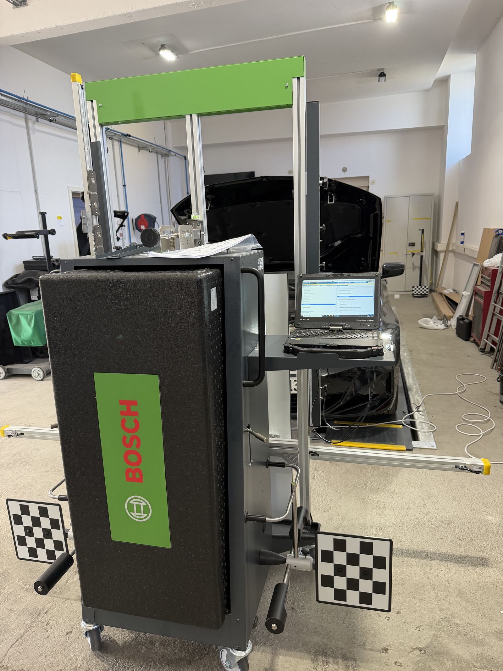 Bosch DAS 3000 Kalibriersystem mit Diagnoselaptop vor einem Fahrzeug bei der ADAS-Kalibrierung in Berlin-Marzahn