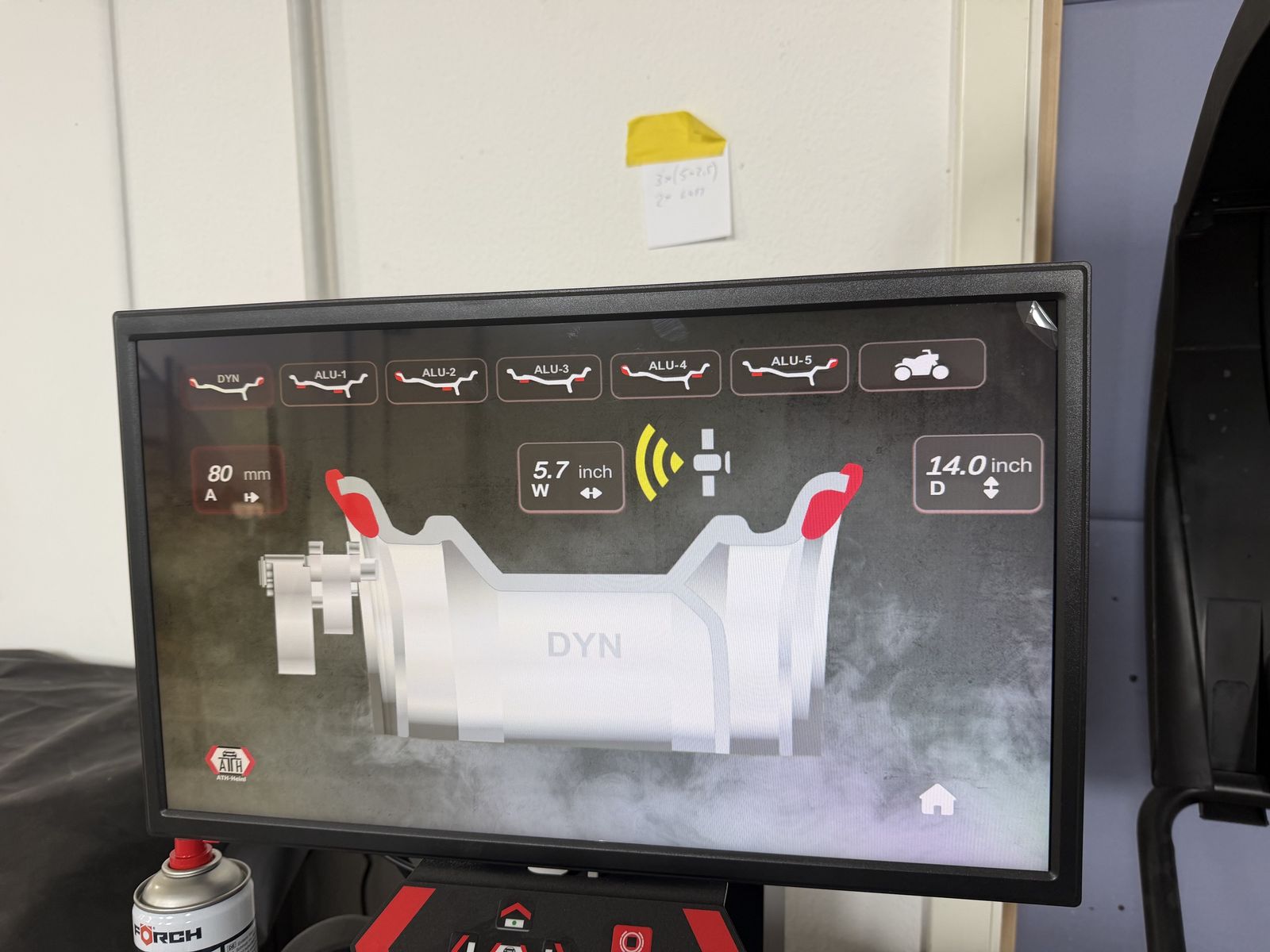 Bildschirm der Radauswuchtmaschine mit Wuchtprogrammen und automatisch erfassten Radmaßen beim Auswuchten